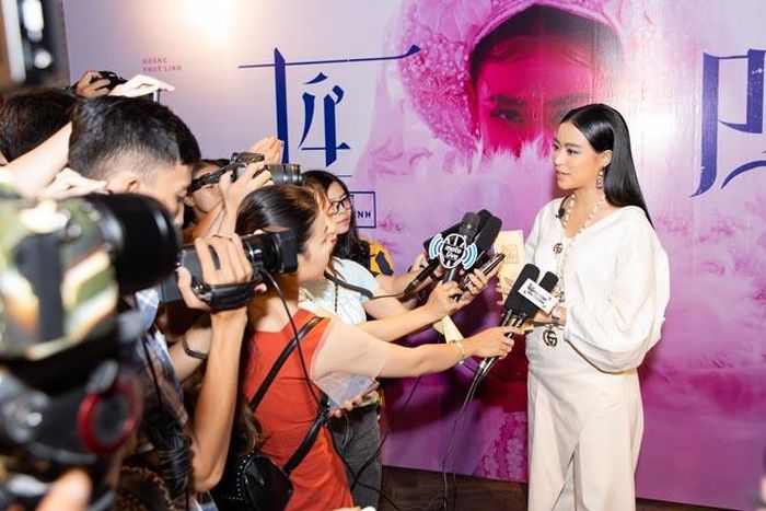 Hoàng Thùy Linh trả lời phỏng vấn báo chí