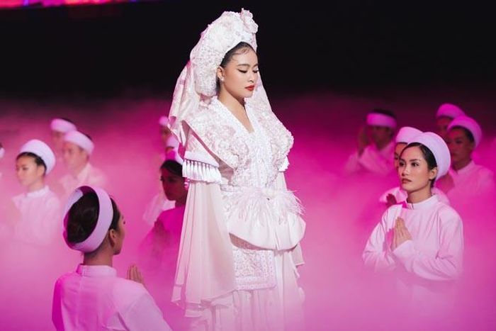 Hình ảnh Hoàng Thùy Linh trong MV "Tứ phủ"