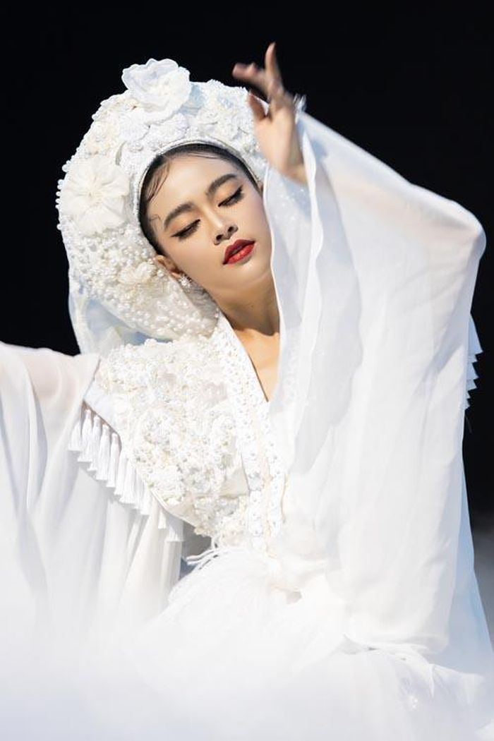 Tạo hình của Hoàng Thùy Linh trong MV "Tứ phủ"