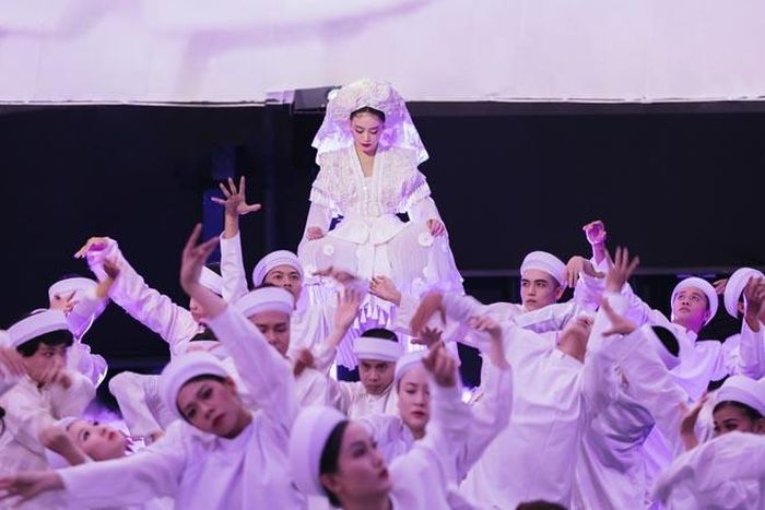 Hoàng Thùy Linh và dàn diễn viên phụ họa với toàn trang phục màu trắng
