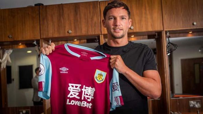 Danny Drinkwater ra mắt Burnley