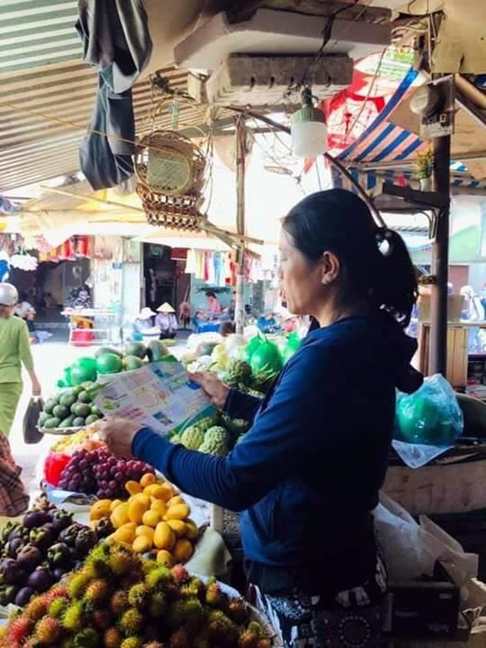  Tuyên truyền về việc hạn chế sử dụng túi ni-lông sử dụng một lần tại chợ Cống (Huế). (Ảnh: Facebook UBND tỉnh TT- Huế.)