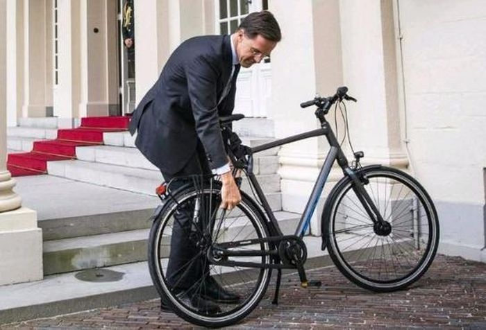Hồi tháng 10/2018, bức ảnh chụp Thủ tướng Hà Lan Rutte đỗ xe đạp bên ngoài Cung điện Hoàng gia từng gây sốt trên mạng xã hội. Ảnh: SB.