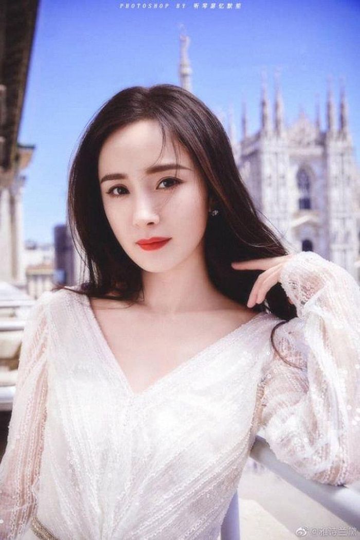Dương Mịch là một trong những ngôi sao sở hữu nhiều hợp đồng quảng cáo, đại diện thương hiệu cho các nhãn hàng nổi tiếng tại Trung Quốc.