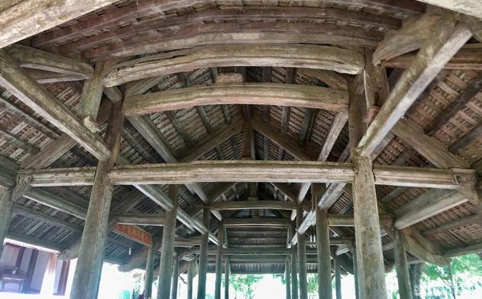 Bái đình là một công trình kiến trúc đồ sộ với 5 gian, 24 cột gỗ.