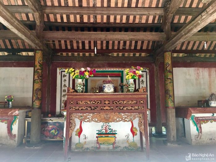 Nhà hậu cung được làm bằng gỗ lim.