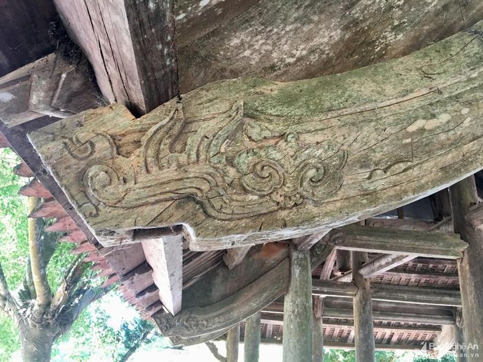 Hệ thống kèo được chăm trổ nhuốm màu thời gian.
