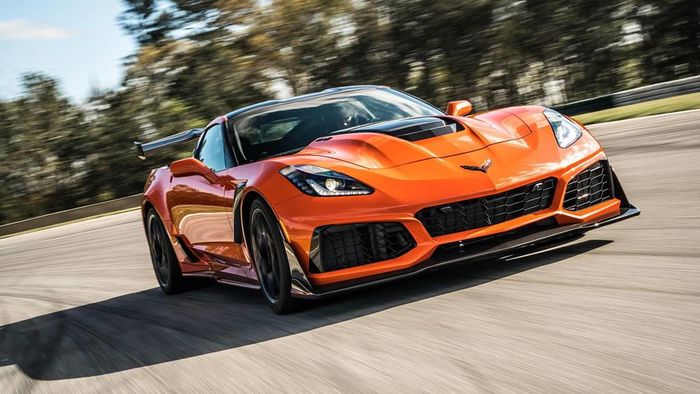 Trong hơn 60 năm tồn tại, Chevrolet đã cố gắng biến chiếc Corvette từ xe cơ bắp Mỹ sang khái niệm siêu xe. Và họ đã thành công với thế hệ Corvette mới nhất. Trước đó, chiếc Corvette ZR1 - mẫu xe mạnh nhất trong dòng Corvette - có giá chỉ khoảng 121.000 USD. Dù mức giá khá rẻ, Corvette ZR1 được trang bị động cơ siêu nạp V8 6.2L, sản sinh công suất lên đến 755 mã lực - mạnh hơn cả chiếc McLaren 720S.