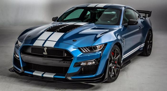 Dù chưa được bán ra, Mustang Shelby GT500 đáng được kể vào danh sách này. Chiếc GT500 mới nhất được trang bị động cơ siêu nạp V8 5.2L cho ra công suất 720 mã lực - mạnh hơn cả Ferrari 488 GTB. Chỉ với 70.000 USD, bạn đã sở hữu chiếc Mustang mạnh mẽ nhất hiện nay (không kể những sản phẩm độ của hãng thứ 3).