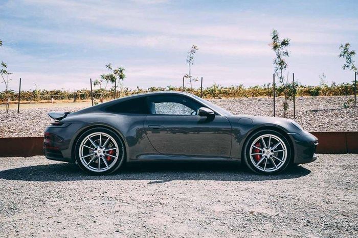 Tuổi đời cũng ngấp nghé với Chevrolet Corvette nhưng Porsche 911 là biểu tượng đình đám cả trong phim ảnh lẫn ngoài đời. Dù hãng xe Đức chỉ xếp 911 vào phân khúc xe thể thao nhưng trong lòng nhiều người, 911 là siêu xe thực thụ vì kiểu dáng và giá trị mà chiếc xe mang lại. Porsche 911 Carrera sở hữu động cơ tăng áp kép sản sinh công suất 370 mã lực đi kèm mức giá 91.000 USD.