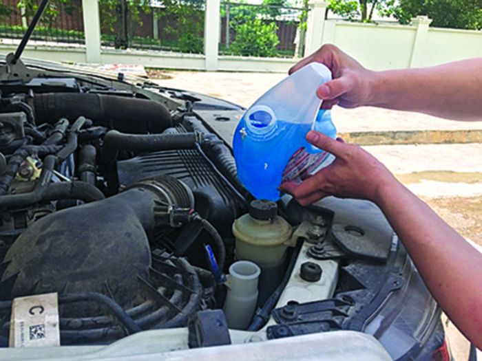 Nên dùng nước chuyên dụng rửa kính ô tô