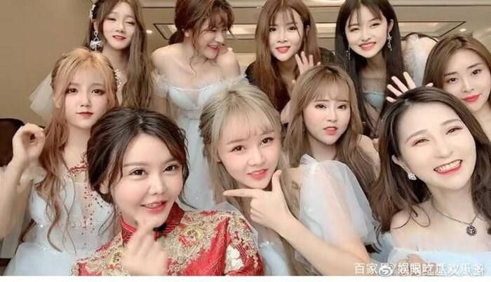 Hình ảnh của cô dâu và dàn phù dâu toàn hotgirl MXH đình đám.