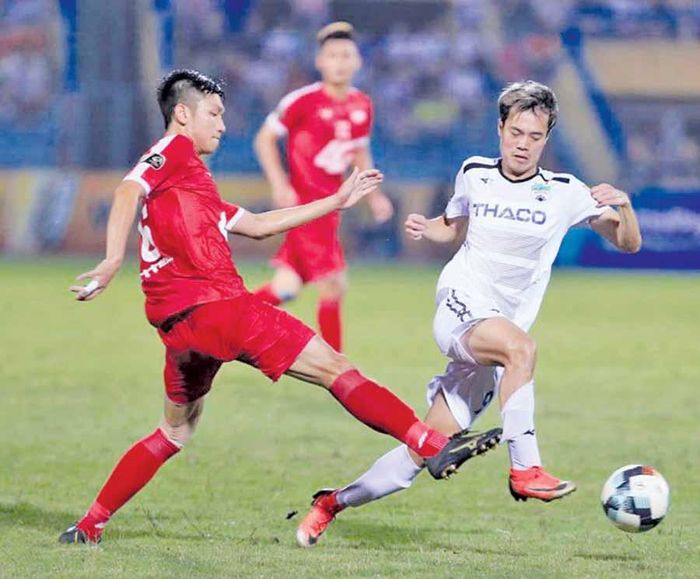 Tiền đạo Nguyễn Văn Toàn của HAGL (áo trắng) trong trận thắng Viettel FC ở lượt đi. Ảnh: H.T