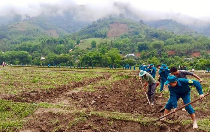 Người dân tham gia làm đường nội đồng Tông Pháy - Khuân Đo.