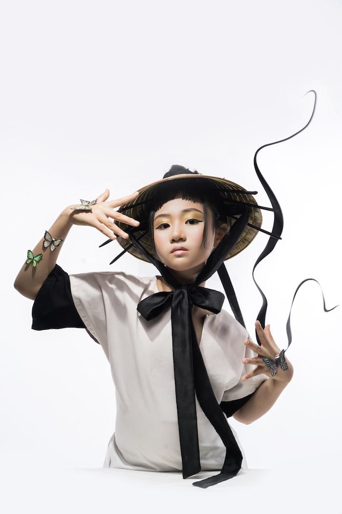  Đặc biệt, Minh Anh còn là 1 trong 12 mẫu nhí đại diện Việt Nam tham gia trình diễn tại Malaysia Fashion Week 2018. Tại sàn runway quốc tế, Minh Anh gây ấn tượng trong bộ trang phục lộng lẫy của thương hiệu Đắc Ngọc DesignerHouse. 