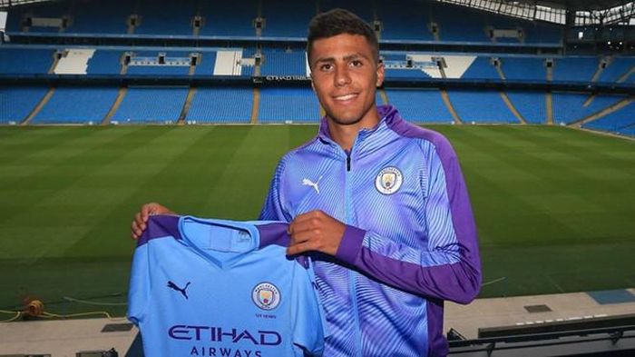 Man City cũng có sự bổ sung cho hàng tiền vệ và hàng thủ.