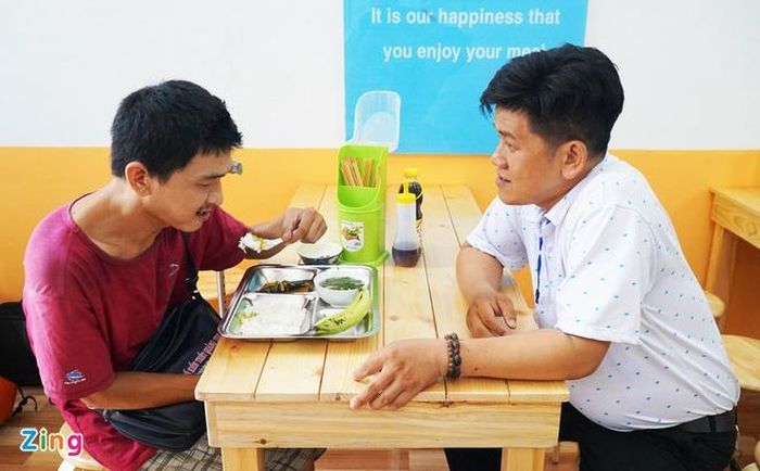  "Nếu chúng ta luôn cảm thông với những người nghèo khó thì sẽ có cách làm hay để chia sẻ với cộng đồng. Tôi sẽ nhân rộng mô hình này để có điều kiện giúp đỡ nhiều người hơn nữa", anh Đức (bên phải) nói.