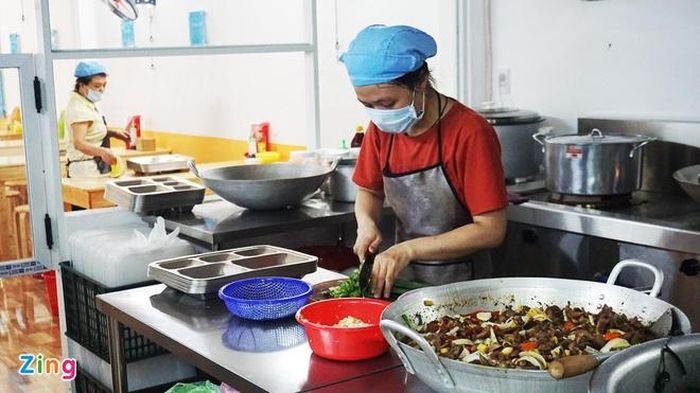 Biết anh Đức mở quán cơm từ thiện, nhiều người cũng tình nguyện đến giúp đỡ. 