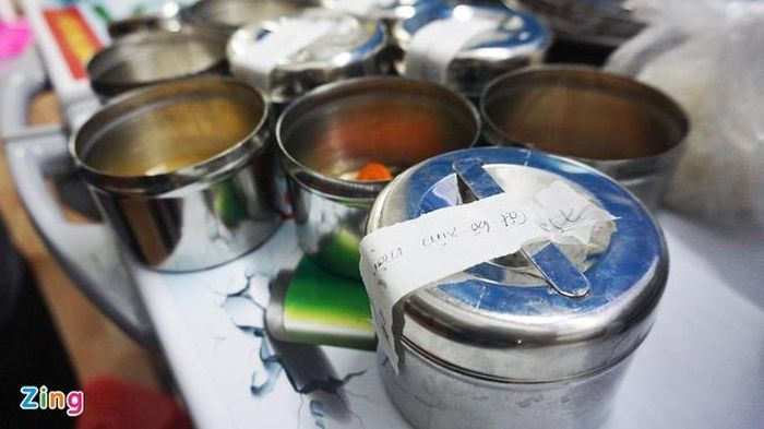 Một số tập thể, cá nhân cũng góp sức bằng tiền, lương thực, thử phẩm để thực đơn của quán mỗi ngày thêm phong phú.