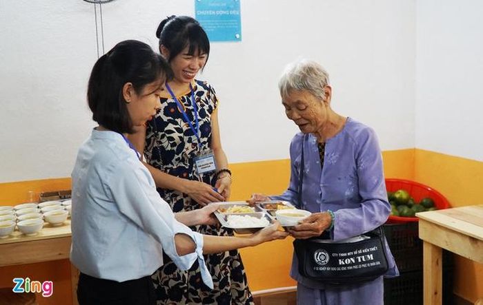Cô Nguyễn Thị Lan (quê Đại Lộc, Quảng Nam), nói mọi người biết đến quán cơm này thông qua các tờ rơi. "Cứ đến thứ 2, 4 và thứ 6 hàng tuần thì tôi cùng các chị em lao động lại đến đây dùng bữa. Hôm nào có tiền thì trả 2.000 đồng, nếu không có thì cũng được chủ quán cho ăn miễn phí", cô Lan (bên phải) cho hay.