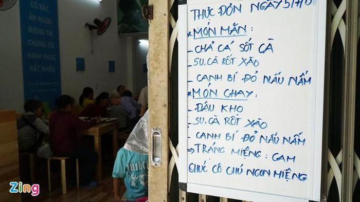 Chủ quán cho biết mỗi lần mở cửa, quán Yên Vui có hơn 100 thực khách. Để phục vụ tốt, các đầu bếp luôn thay món ăn để đảm bạo đa dạng và đủ chất dinh dưỡng. 
