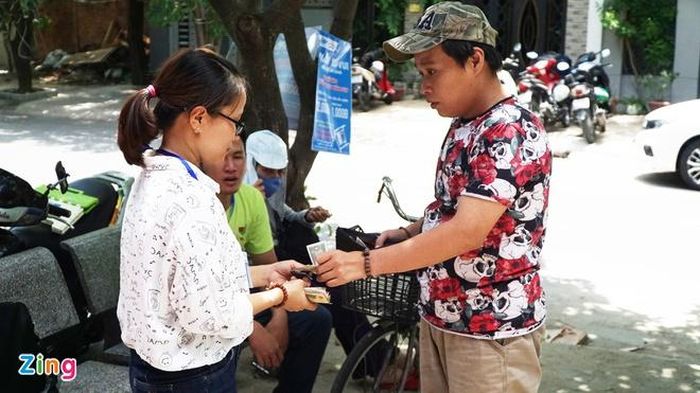 Dù quán Yên Vui treo biển quy định giá nhưng thực khách đến đây trả bao nhiều tiền cũng được. "Ai không có thì đưa một vài nghìn, còn người có hơn nếu trả thêm thì chúng tôi cũng nhận để mua thực phẩm cho hôm sau", chị Thu Nguyệt, tình nguyên viên của quán cho biết.