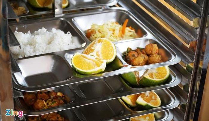 Để đủ món, từ sáng sớm các tình nguyện viên phải đi chợ rồi về chế biến. 