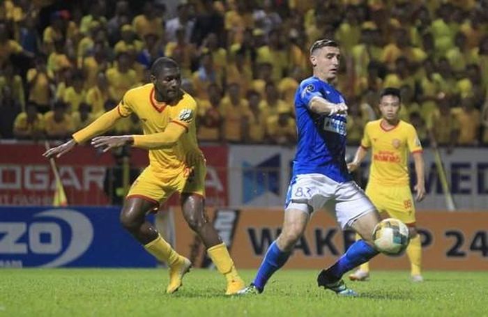 Cả khách lẫn chủ cùng hài lòng với 1 điểm sau vòng 20