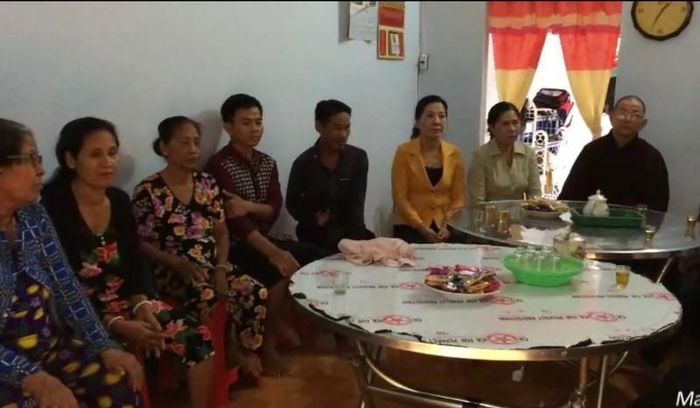 Thăm và tặng quà cho gia đình nạn nhân nỗi đau da cam huyện Hồng Dân 