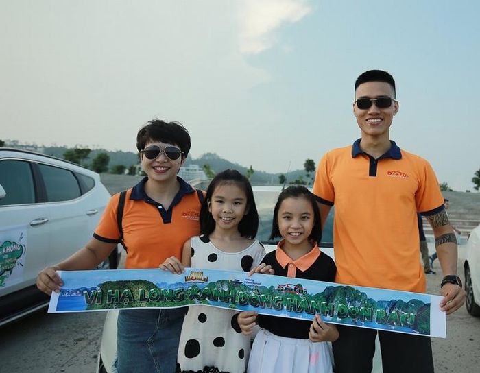  Các tình nguyện viên tham gia tuyên truyền bảo vệ môi trường