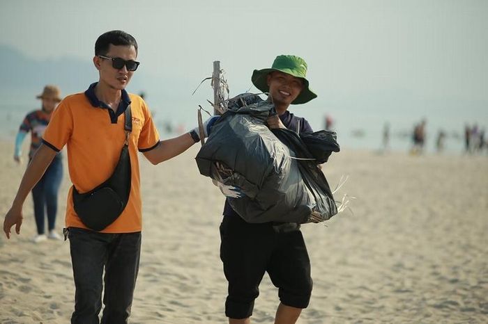  Các tình nguyện viên tiến hành thu gom rác thải khu vực bãi biển Bãi Cháy