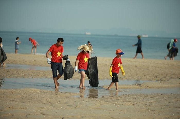  Không chỉ có tình nguyện viên, rất nhiều khách du lịch và các em nhỏ cùng tham gia thu gom rác thải