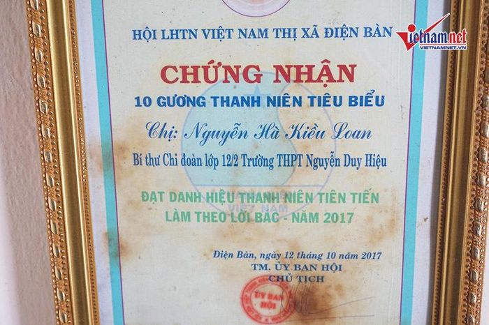 Những tấm bằng khen cũng được người đẹp đóng khung và treo cẩn thận trên tường. Kiều Loan đang theo học tại trường Đại học kinh tế Đà Nẵng và vẫn sống cùng bố mẹ trong căn nhà này.