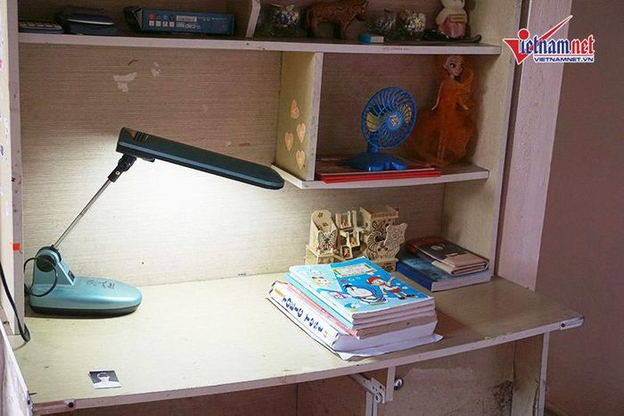 Chiếc bàn học giản dị, đơn sơ là nơi gắn liền với Á hậu suốt thời gian đi học.