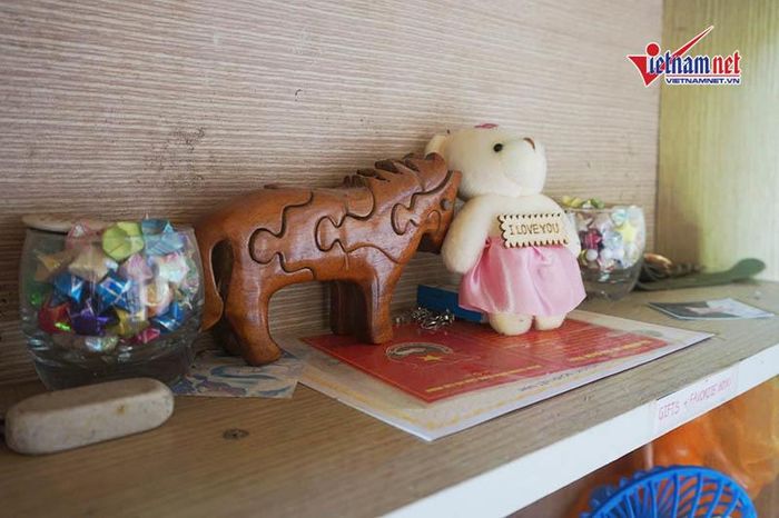 Một vài vật trang trí còn sót lại ghi dấu tuổi học trò được Kiều Loan trưng bày ở góc học tập.