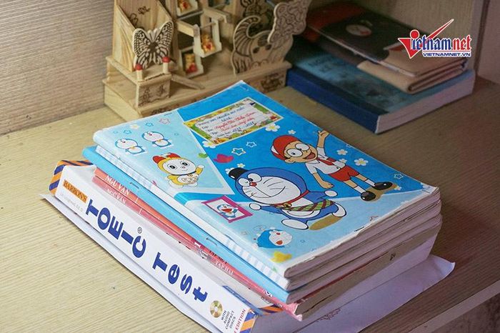 Những cuốn sách vở từ thời cấp 3 vẫn được người đẹp xếp ngay ngắn trên bàn.