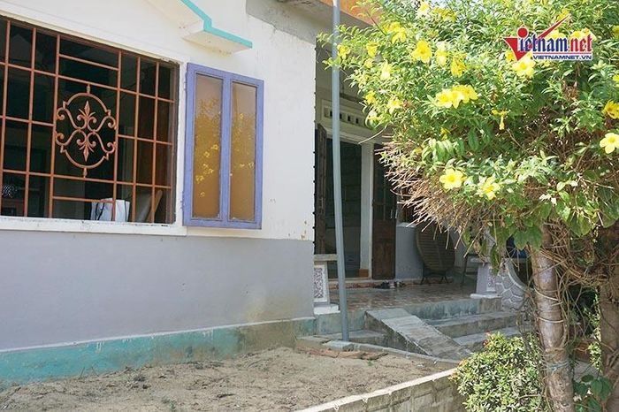 Phía bên trong là căn nhà 2 tầng khá giản dị và đơn sơ. Đây chính là nơi Kiều Loan cùng gia đình đã sinh ra và lớn lên.