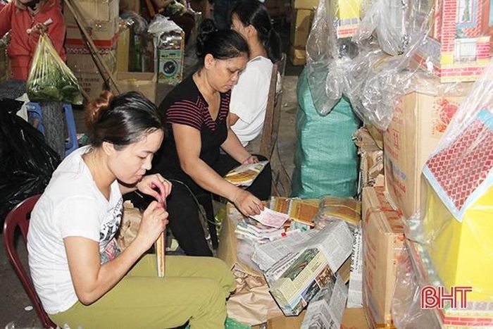 Các chủ cửa hàng tất bật chuẩn bị phục vụ người dân