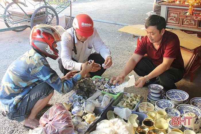 Người dân lựa chọn đồ thờ từ khá sớm.