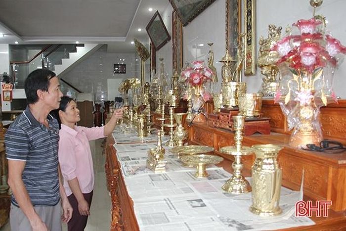 Nhiều người cũng lựa chọn dịp này để thay mới một số đồ thờ