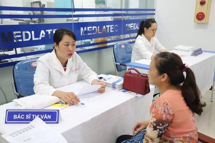 Bác sỹ tư vấn cho người dân. (Ảnh: PV/Vietnam+)