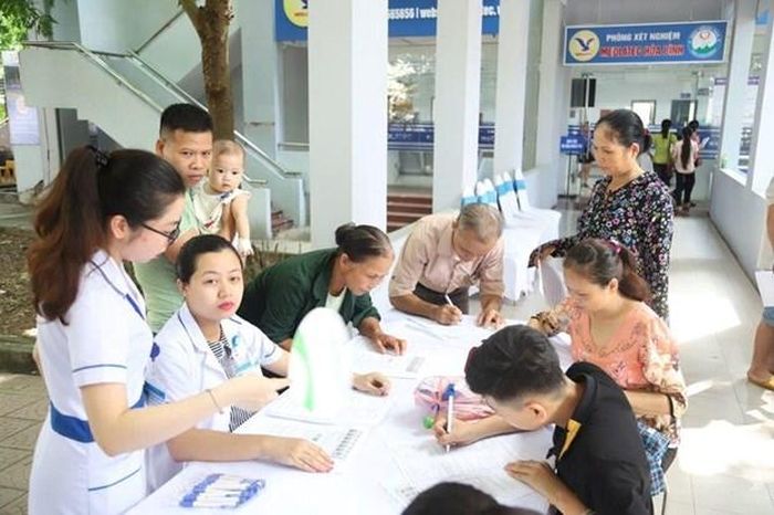 Người dân làm thủ tục khám, tầm soát bệnh. (Ảnh: PV/Vietnam+)
