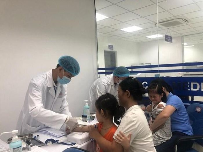 Nhân viên y tế lấy các mẫu máu xét nghiệm. (Ảnh: PV/Vietnam+)