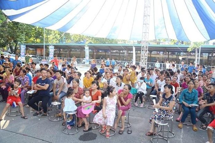 Hàng trăm người dân đến tầm soát bệnh tan máu bẩm sinh. (Ảnh: PV/Vietnam+)