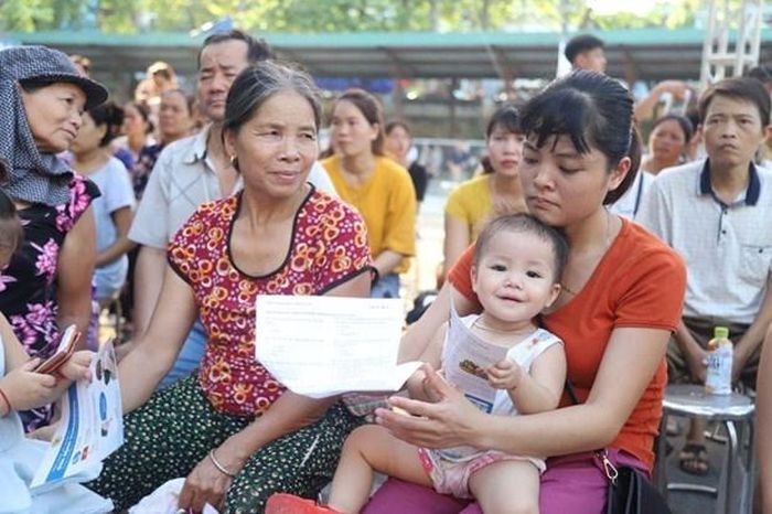 Những em nhỏ được bố mẹ đưa đi khám. (Ảnh: PV/Vietnam+)