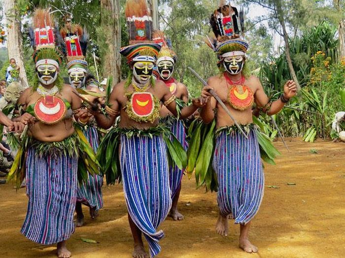 Ruth Kissam nói: “Tùy thuộc vào cách bạn nhìn vào, PNG có thể là một thiên đường nhân chủng học hoặc địa ngục”.