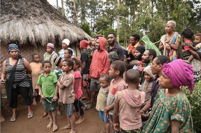 Hàng xóm tụ tập gần nhà của bà mẹ hai con Rachel 55 tuổi ở Tsak Vally thuộc vùng Tây Nguyên của Papua New Guinea. Tháng 11-2018, bà bị buộc tội phù thủy và bị tra tấn bởi những người mà bà quen biết.