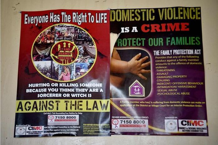 Poster cảnh báo về ma thuật và bạo lực gia đình tại đồn cảnh sát ở thị trấn Wabag thuộc tỉnh cao nguyên Enga, Papua New Guinea, vào ngày 20-11-2018.