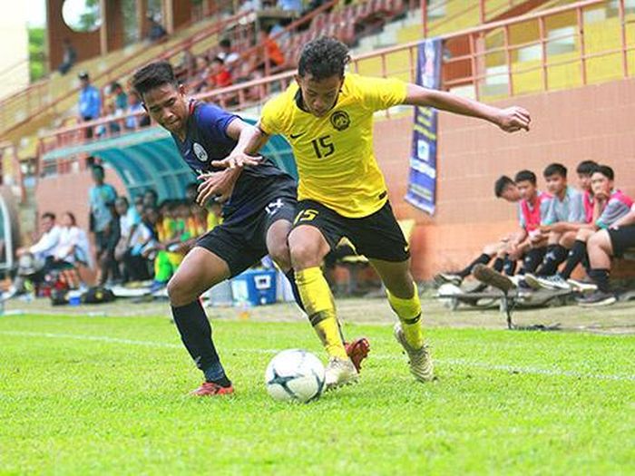 U18 Malaysia (vàng) quật ngã U18 Campuchia 3-0 để nuôi hy vọng đi tiếp. Ảnh: VFF