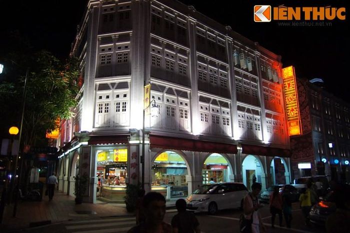 Di sản kiến trúc ở Phố Tàu Singapore khá phong phú. Các ngôi nhà mặt phố là sự kết kết hợp của kiến trúc phương Tây như phong cách Baroque, Victoria với kiến trúc Á Đông. Ngoài ra, trong khu vực có các đền chùa Phật giáo, Ấn Độ giáo, thành đường Hồi giáo với kiến trúc đặc thù.